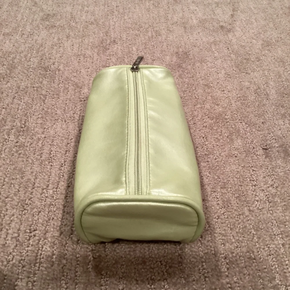 Clinique lime green cosmetic bag - Picture 4 of 5